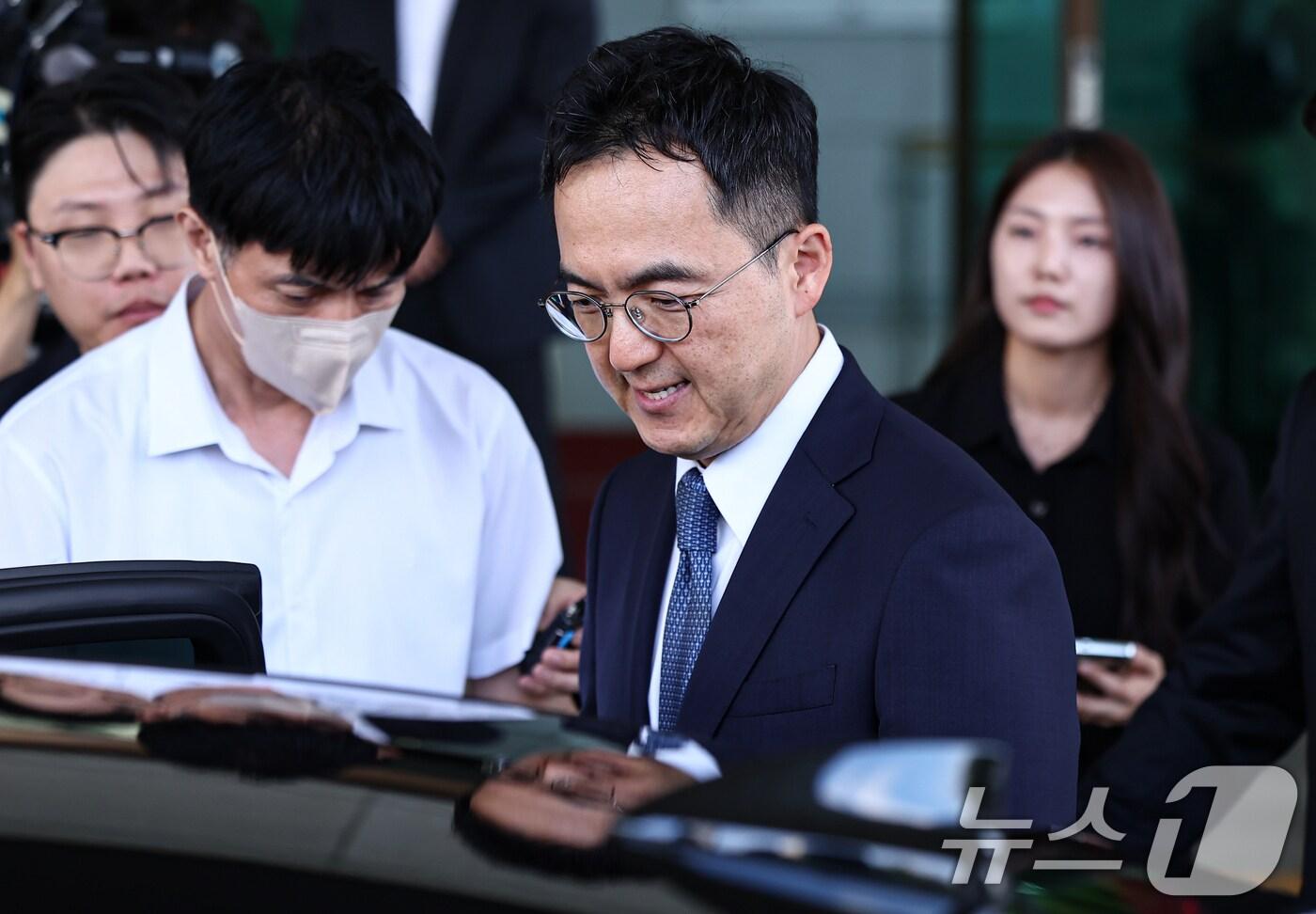 본문 이미지 - 구자현 검찰총장 직무대행이 서울 서초구 대검찰청에서 검찰 보완수사권 전면 폐지를 골자로 한 형사소송법 개정안의 국회 본회의 통과에 대해 입장을 밝힌 후 청사를 나서고 있다. 2026.7.31 ⓒ 뉴스1 김도우 기자