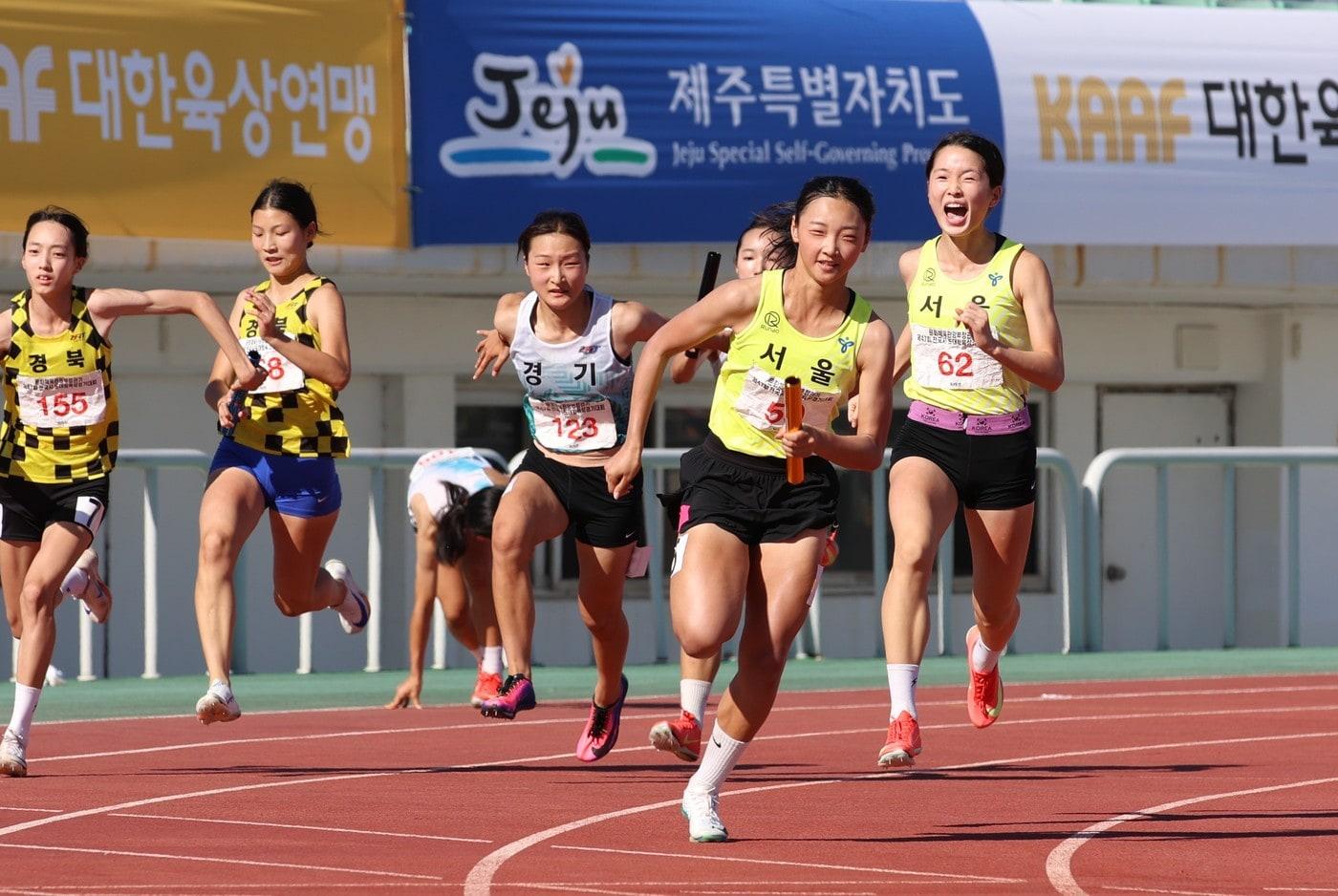 본문 이미지 - 왕서윤이 31일 제주종합경기장에서 열린 문화체육관광부장관기 제47회 전국시·도대항육상경기대회 여중부 4x100m 계주에서 역주하고 있다. 왕서윤, 성채은, 권제희, 최태연으로 구성된 서울특별시 팀은 46초91의 여중부 한국신기록으로 우승했다. (대한육상연맹 제공)