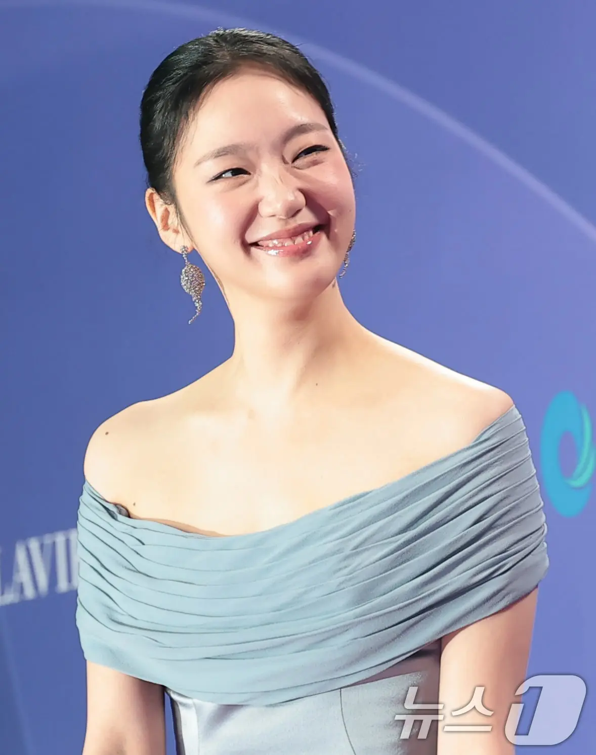 본문 이미지 - 배우 김고은이 31일 인천 중구 파라다이스시티에서 열린 ‘제5회 청룡시리즈어워즈’에 레드카펫 행사에 참석해 포즈를 취하고 있다. 2026.7.31 ⓒ 뉴스1 권현진 기자
