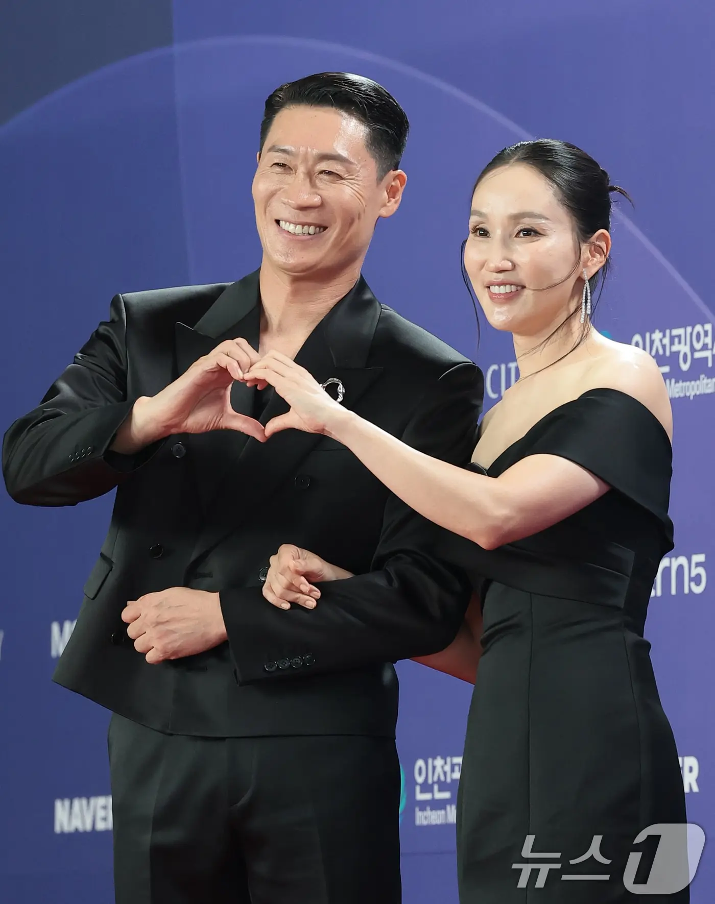 본문 이미지 - 배우 진선규와 박보경(오른쪽)이 31일 인천 중구 파라다이스시티에서 열린 ‘제5회 청룡시리즈어워즈’에 레드카펫 행사에 참석해 앙드레김 포즈를 취하고 있다. 2026.7.31 ⓒ 뉴스1 권현진 기자