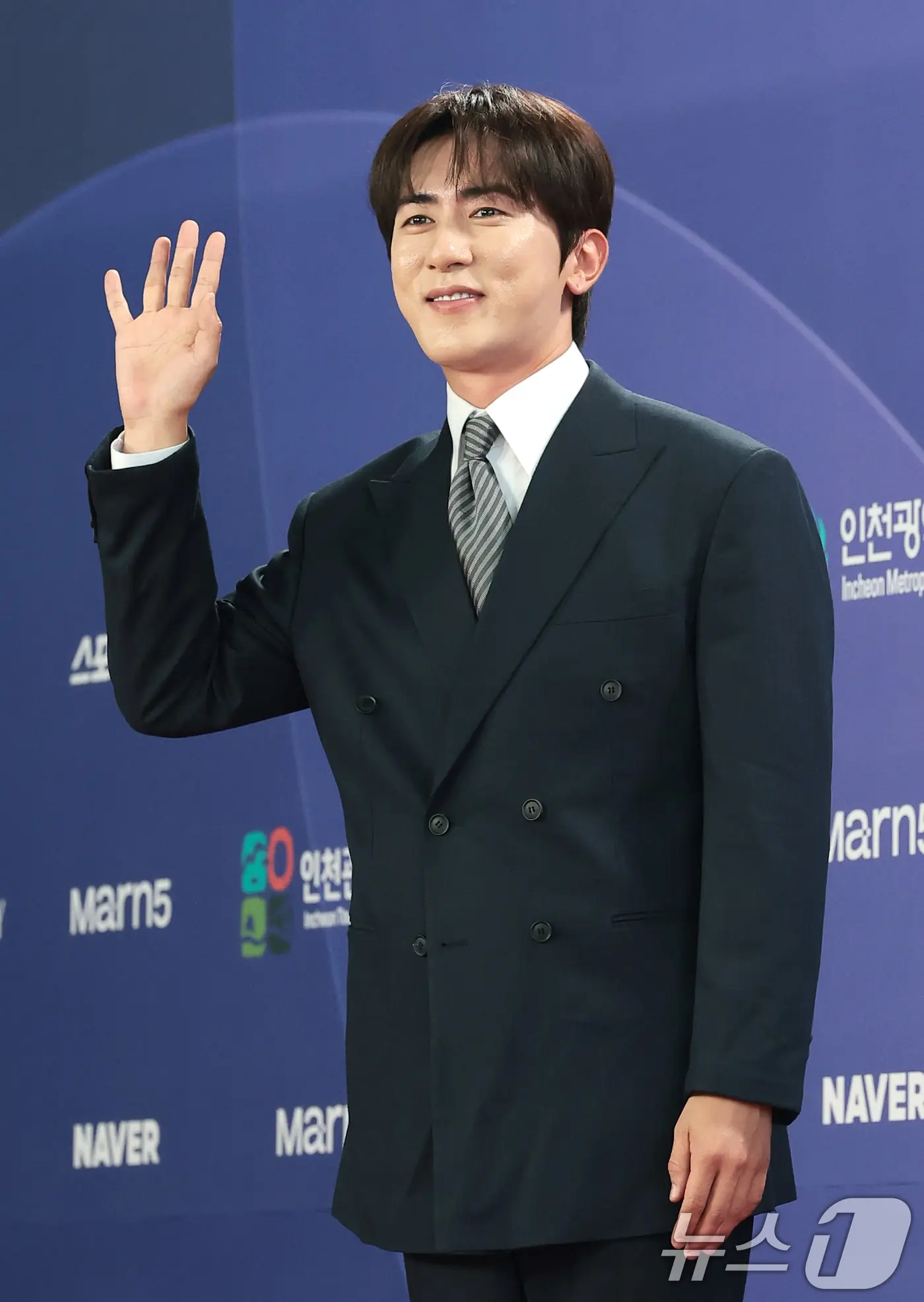 본문 이미지 - 방송인 김원훈이 31일 인천 중구 파라다이스시티에서 열린 ‘제4회 청룡시리즈어워즈’에 레드카펫 행사에 참석해 포즈를 취하고 있다. 2026.7.31 ⓒ 뉴스1 권현진 기자