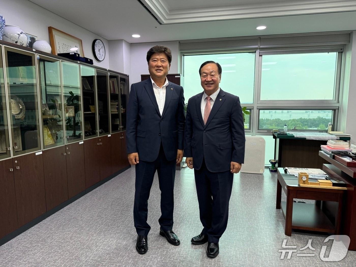 본문 이미지 - 김동일 철원군수가 한기호 의원을 찾아 지역 현안을 건의했다. (철원군 제공, 재판매 및 DB금지)