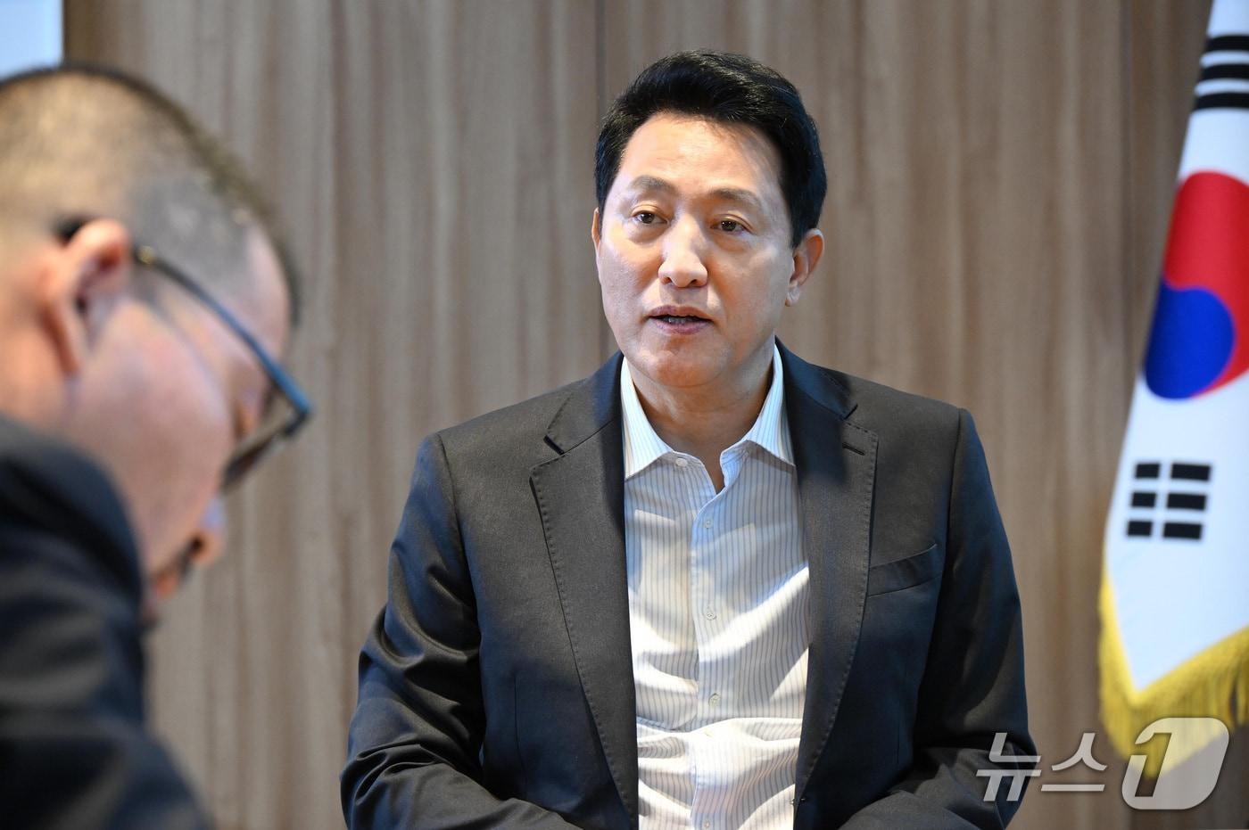 본문 이미지 - 오세훈 시장이 지난 3일 서울시청 집무실에서 일본 요미우리신문과 인터뷰 하고 있다
