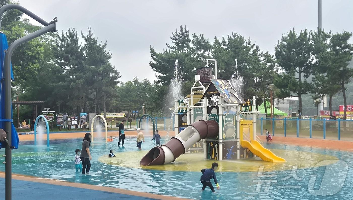 본문 이미지 - 지난 4일 전북 부안군 변산해수욕장 인근에 마련된 어린이풀장(물놀이터)에서 가족들이 물놀이를 즐기고 있다. (뉴스1 DB) 