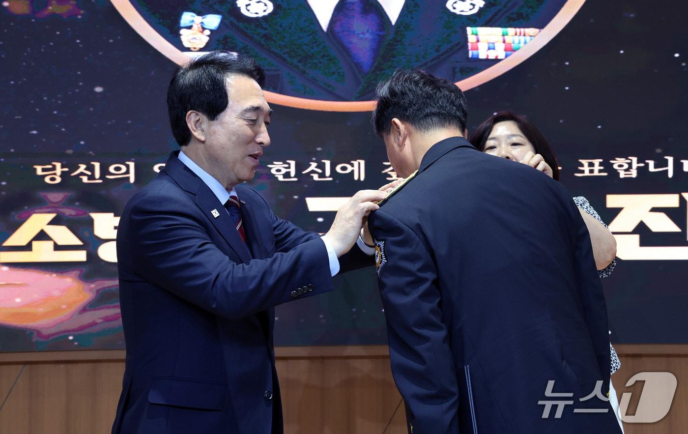 본문 이미지 - 박수현 충남지사가 지난 3일 열린 충남소방본부 승진·전보 임용식에 참석한 모습. (충남소방본부 제공, 재판매 및 DB금지) / 뉴스1 