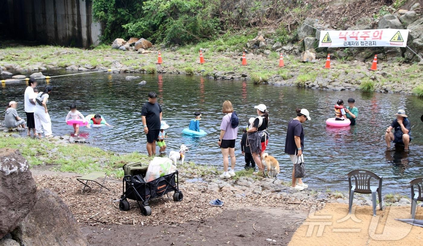 본문 이미지 - 4일 제주 서귀포시 강정천 일대에서 열린 제5회 강정마을 생태축제에서 피서객들이 물놀이를 하고 있다.2026.7.4 ⓒ 뉴스1 홍수영 기자