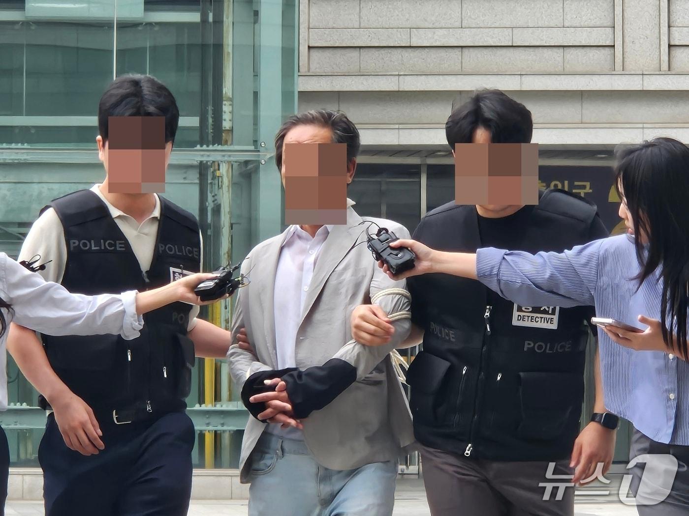 본문 이미지 - 지난 2일 국정조사특별위원회 위원들의 현장조사를 방해하며 경찰관을 밀치는 등 폭력을 행사한 혐의로 현행범 체포된 A 씨가 4일 오후 서울 송파구 서울동부지방법원에서 구속 전 피의자 심문(영장실질심사)에 출석하고 있다. 2026.7.4 ⓒ 뉴스1 유채연 기자