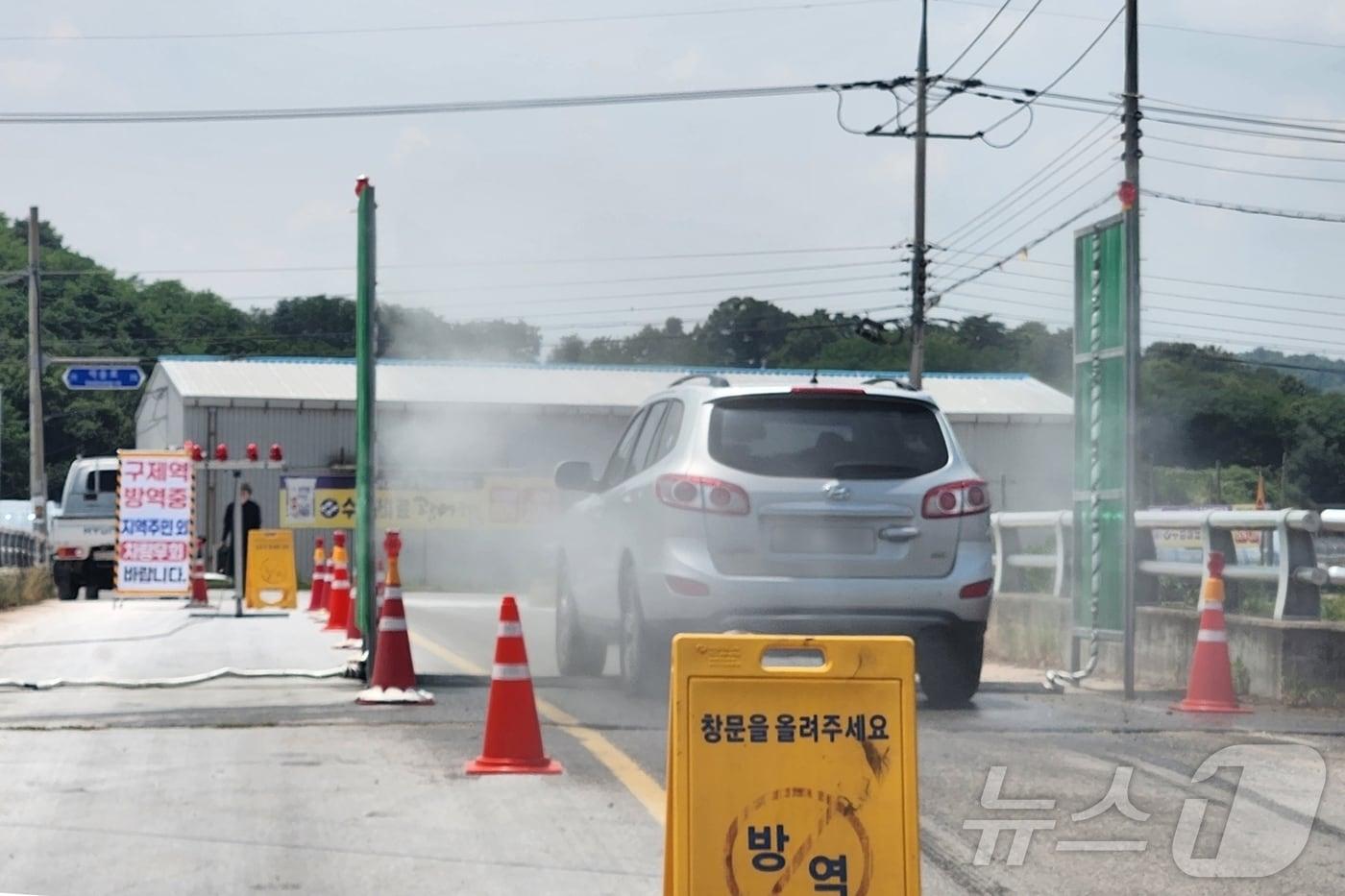 본문 이미지 - 경북 예천군은 4일 감천면 구제역 발생 이틀째를 맞아 감염 가축 처리를 완료하고 이동통제초소와 거점소독시설을 가동하는 등 추가 확산 차단에 나섰다. ⓒ 뉴스1 김대벽기자