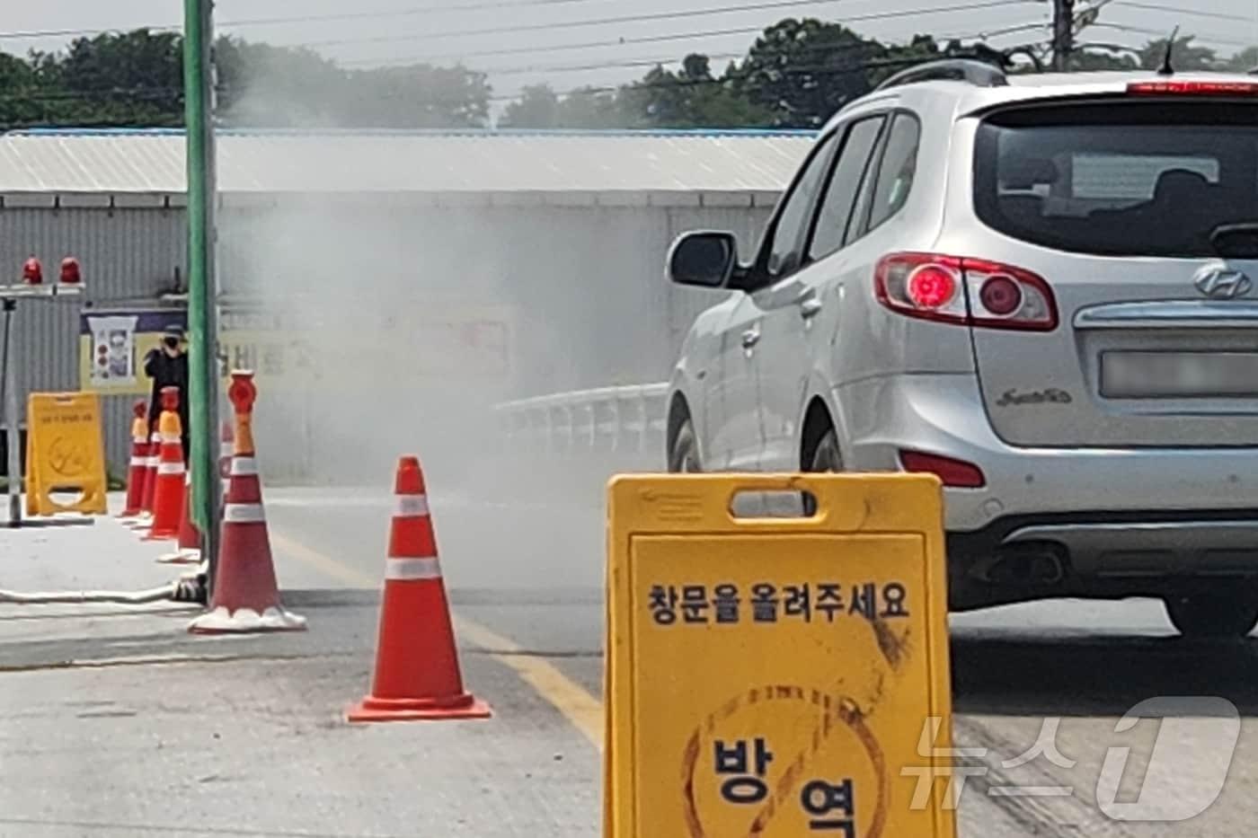 본문 이미지 - 경북 예천군은 4일 감천면 구제역 발생 이틀째를 맞아 감염 가축 처리를 완료하고 이동통제초소와 거점소독시설을 가동하는 등 추가 확산 차단에 나섰다. /뉴스1
