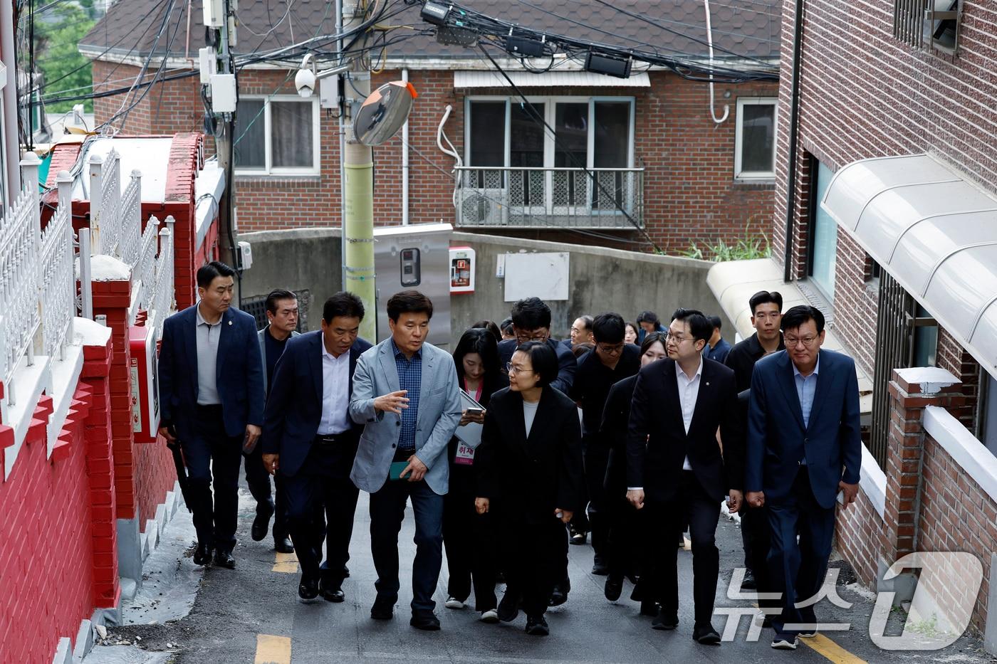 본문 이미지 - 한성숙 국무총리가 4일 오후 서울시 서대문구 신촌 대학가 원룸 밀집지역을 둘러보고 있다. 2026.7.4 ⓒ 뉴스1 박정호 기자