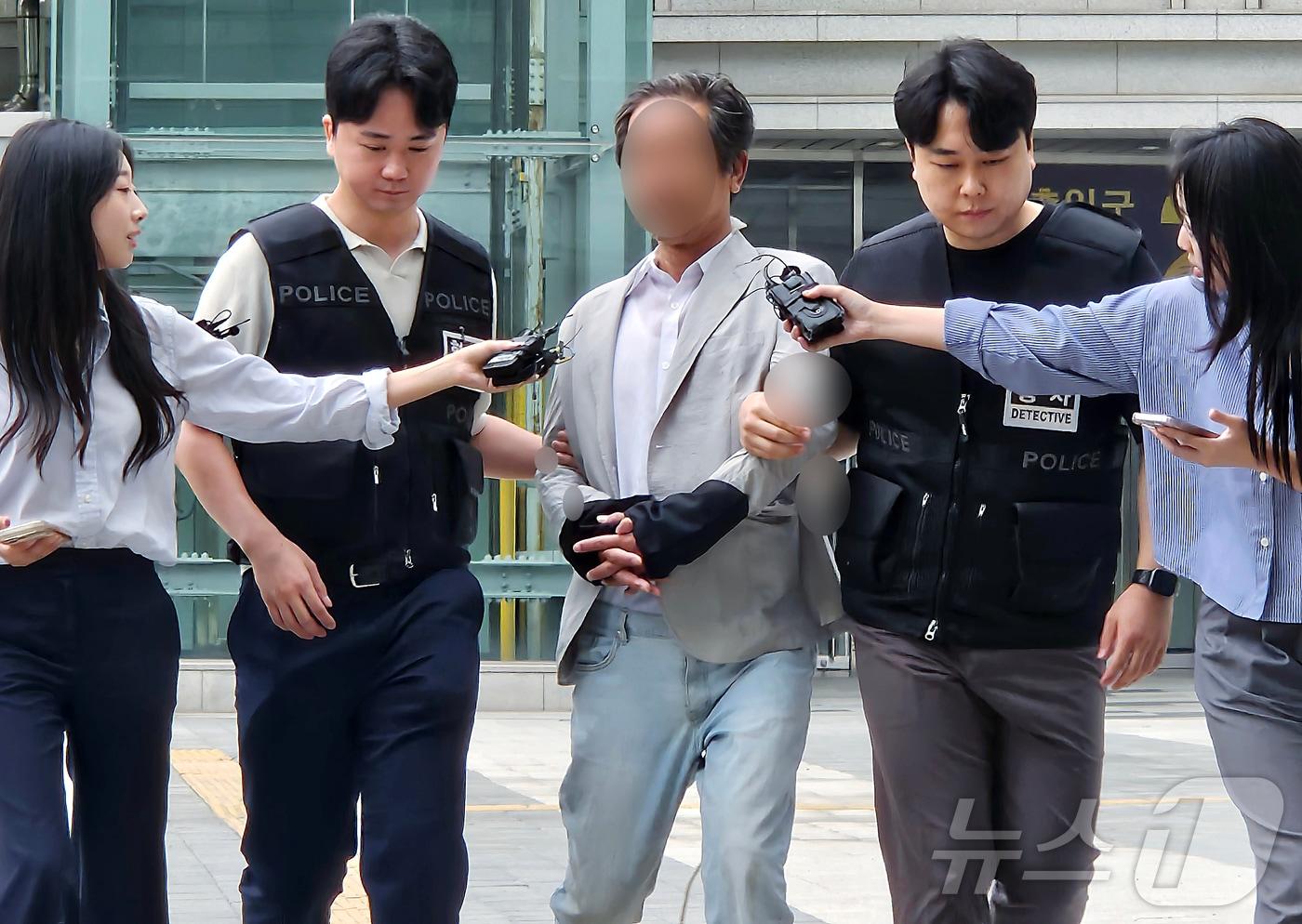 본문 이미지 - 지난 2일 국정조사특별위원회 위원들의 현장조사를 방해하며 경찰관을 밀치는 등 폭력을 행사한 혐의로 현행범 체포된 A 씨가 4일 오후 서울 송파구 서울동부지방법원에서 열리는 구속 전 피의자 심문(영장실질심사)에 출석하고 있다. 2026.7.4 ⓒ 뉴스1 유채연 기자