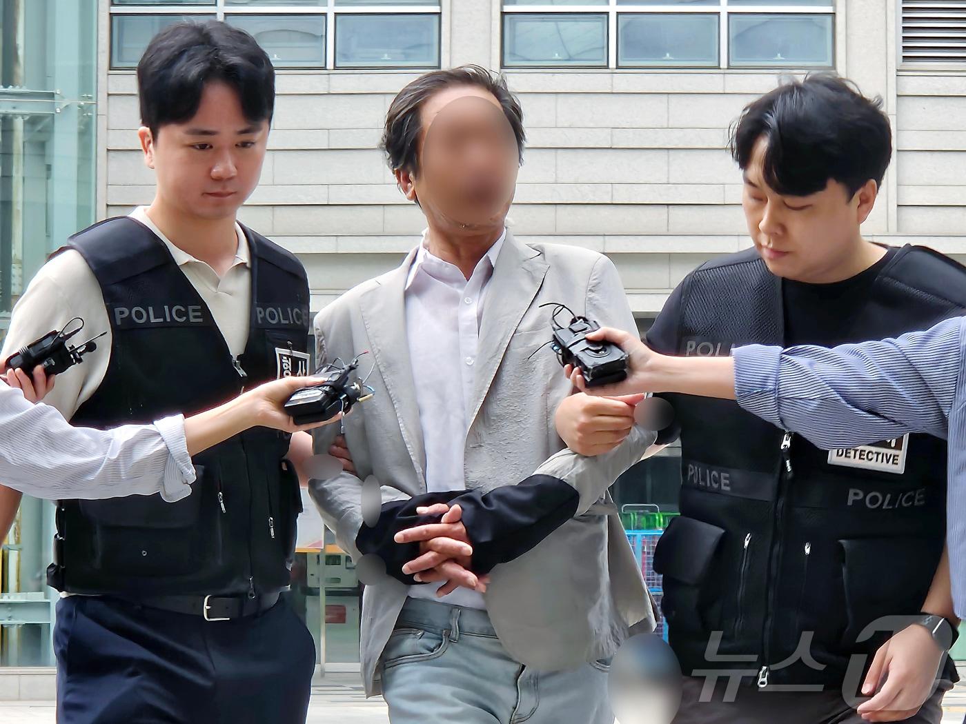 본문 이미지 - 지난 2일 국정조사특별위원회 위원들의 현장조사를 방해하며 경찰관을 밀치는 등 폭력을 행사한 혐의로 현행범 체포된 A 씨가 4일 오후 서울 송파구 서울동부지방법원에서 열리는 구속 전 피의자 심문(영장실질심사)에 출석하고 있다. 2026.7.4 ⓒ 뉴스1 유채연 기자
