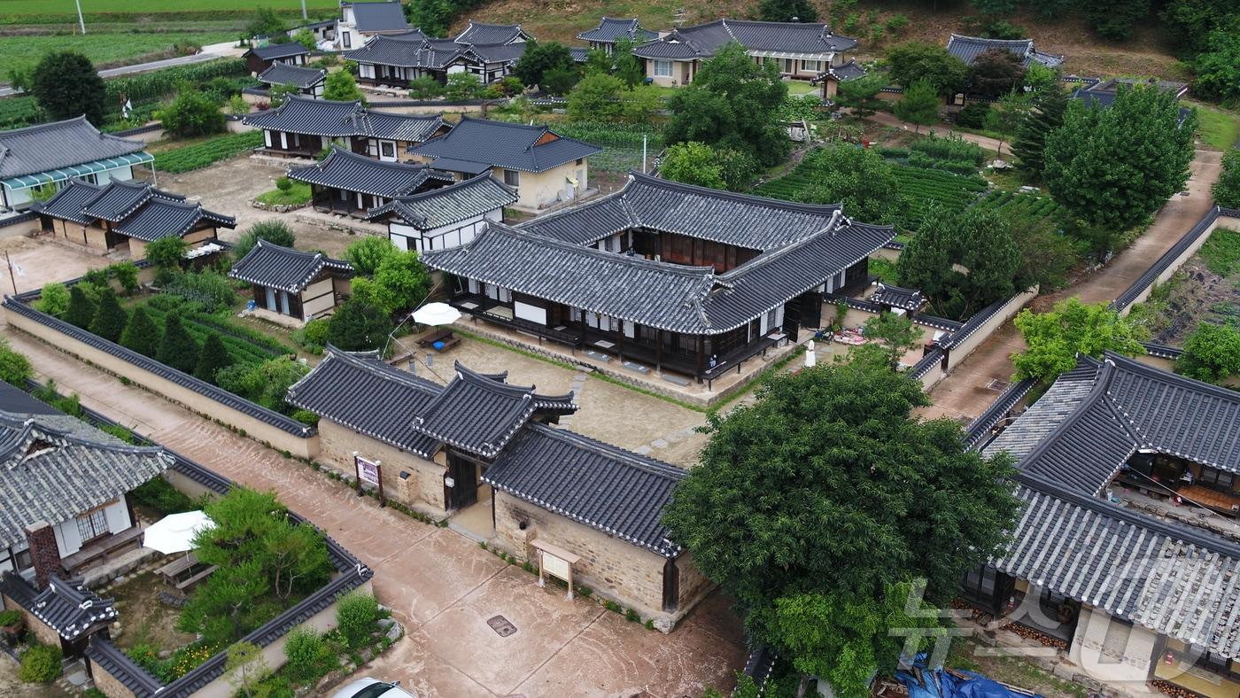 본문 이미지 - 경북 봉화군은 6일 여름 휴가철을 맞아 청량산 도립공원, 국립백두대간수목원, 분천 산타마을, 청량산 수원캠핑장, 산림치유 숲길을 연계한 1박2일 체류형 여행 코스를 선보인다. 사진은 봉화 고택 스테이/뉴스1