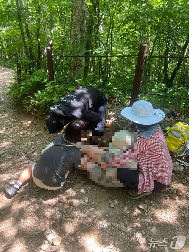본문 이미지 - 태백산 등산객 구조 현장.(강원도소방본부 제공, 재판매 및 DB금지)