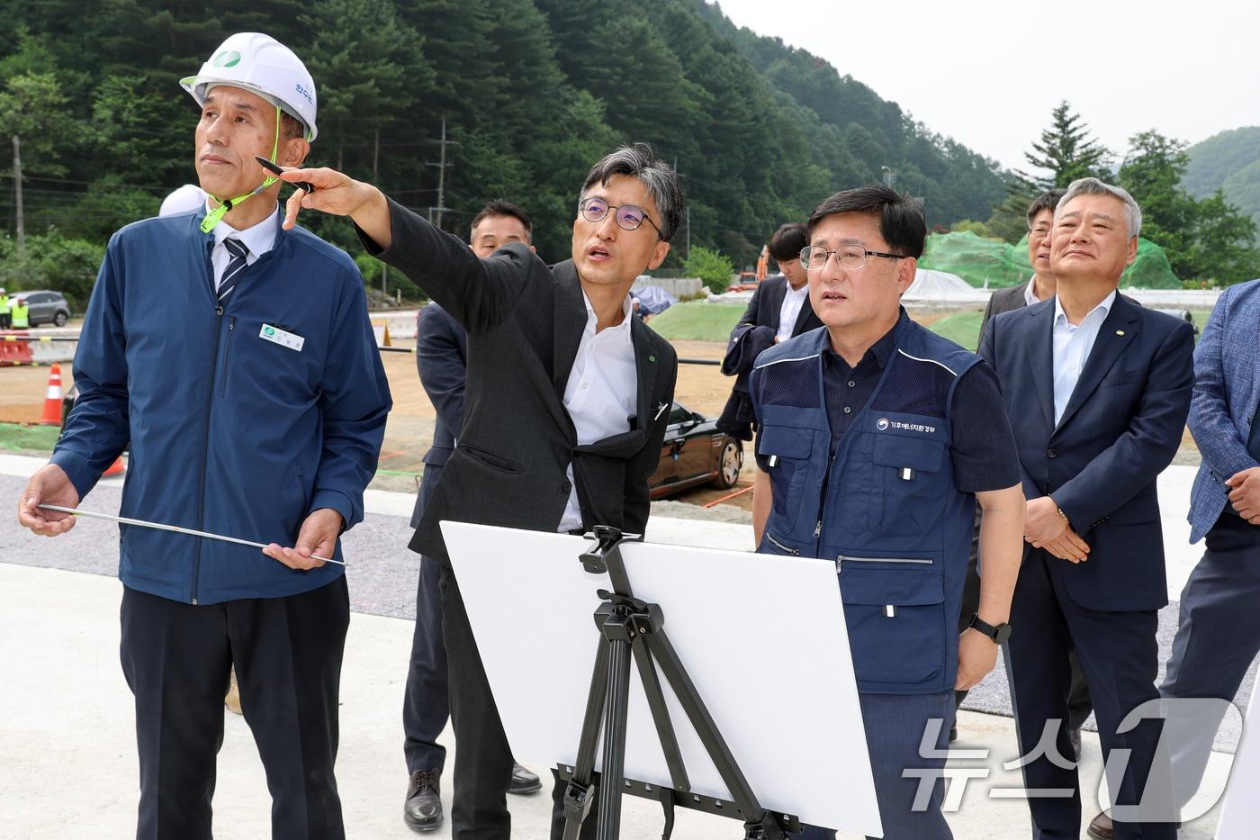 본문 이미지 - 김성환 기후에너지환경부 장관이 강원도 홍천 양수발전소 건설현장을 찾아 점검하고 있다. (기후환경에너지부 제공. 재판매 및 DB 금지) 2026.7.4 ⓒ 뉴스1