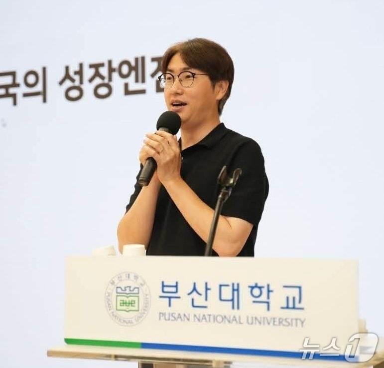 본문 이미지 - 지난 1일 하정우 전 청와대 AI미래기획수석비서관이 부산대학교에서 강연하는 모습 (본인 SNS 캡처. 재판매 및 DB금지)