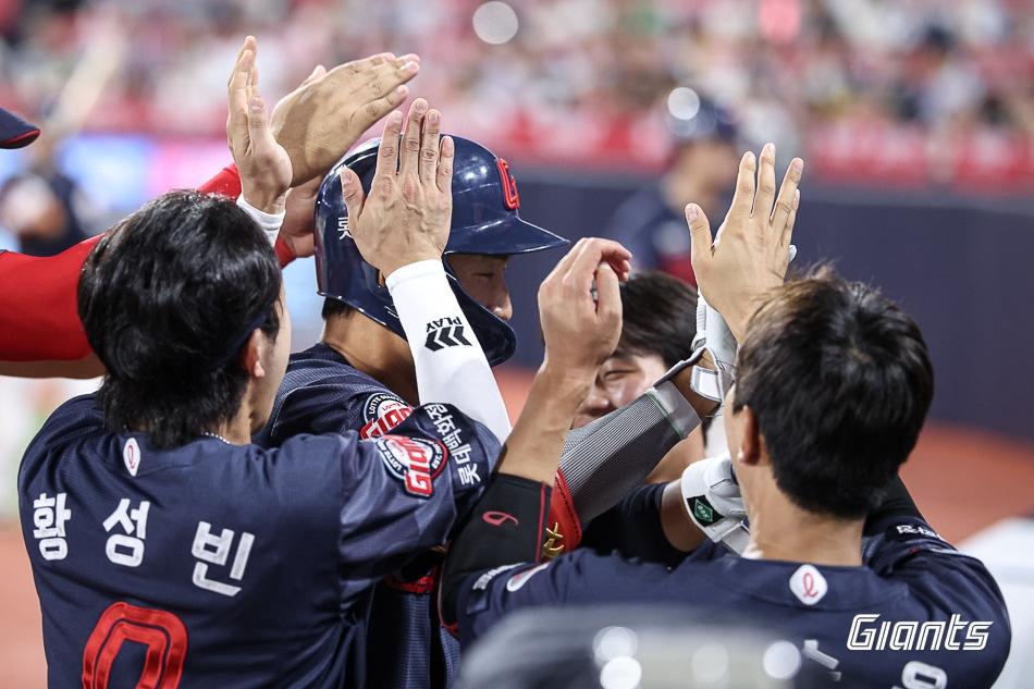 본문 이미지 - 롯데 자이언츠가 4일 열린 KBO리그 수원 KT 위즈전에서 4-1로 이겼다. (롯데 자이언츠 제공)