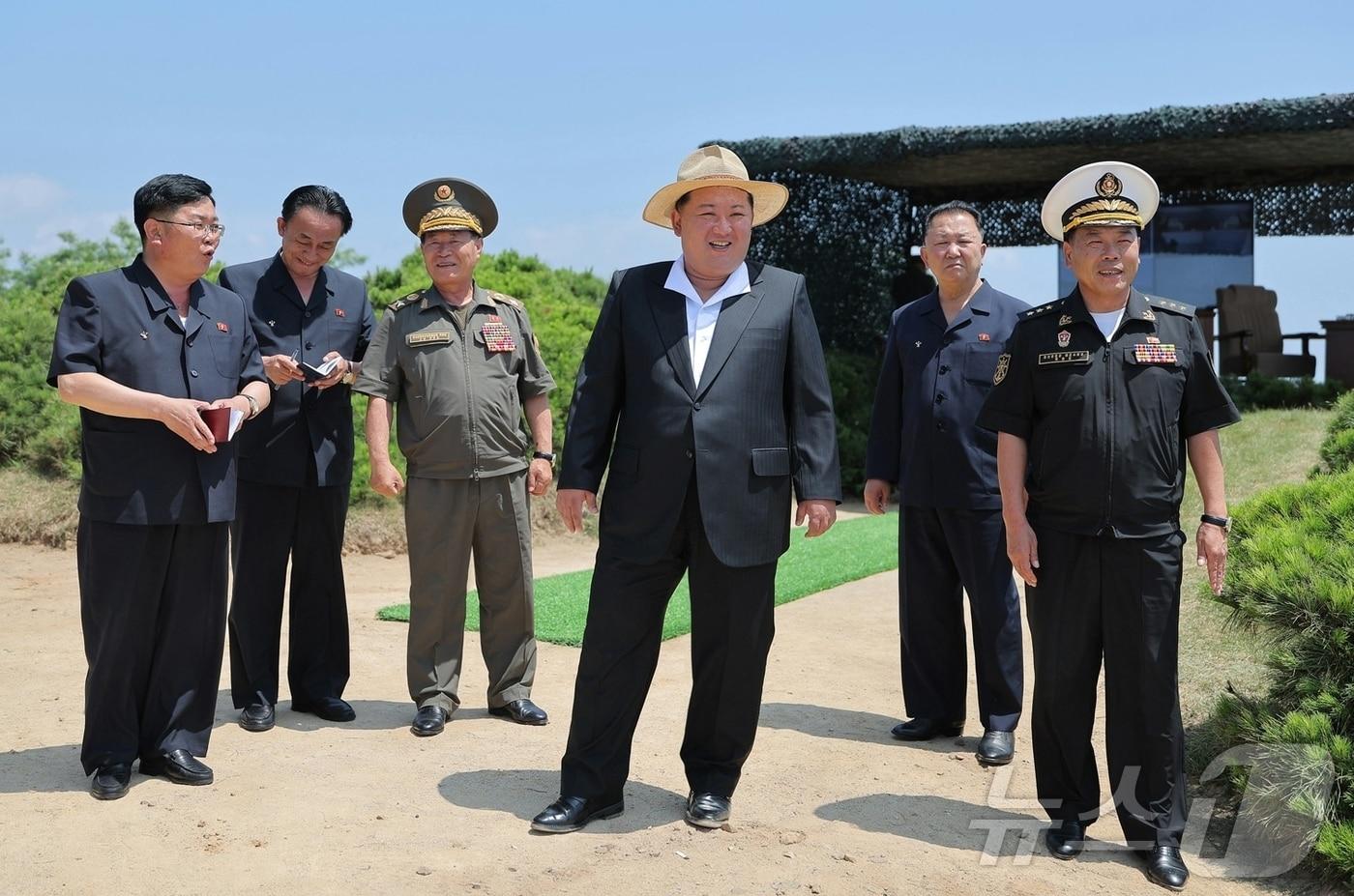본문 이미지 - (평양 노동신문=뉴스1) = 김정은 북한 노동당 총비서는 지난 3일 5000톤급 구축함 강건호의 전략순항미사일 시험발사와 함상포·자동기관포, 전자전 수단 등 주요 무기체계 시험을 참관했다. [국내에서만 사용가능. 재배포 금지. DB 금지. For Use Only in the Republic of Korea. Redistribution Prohibited] rodongphoto@news1.kr