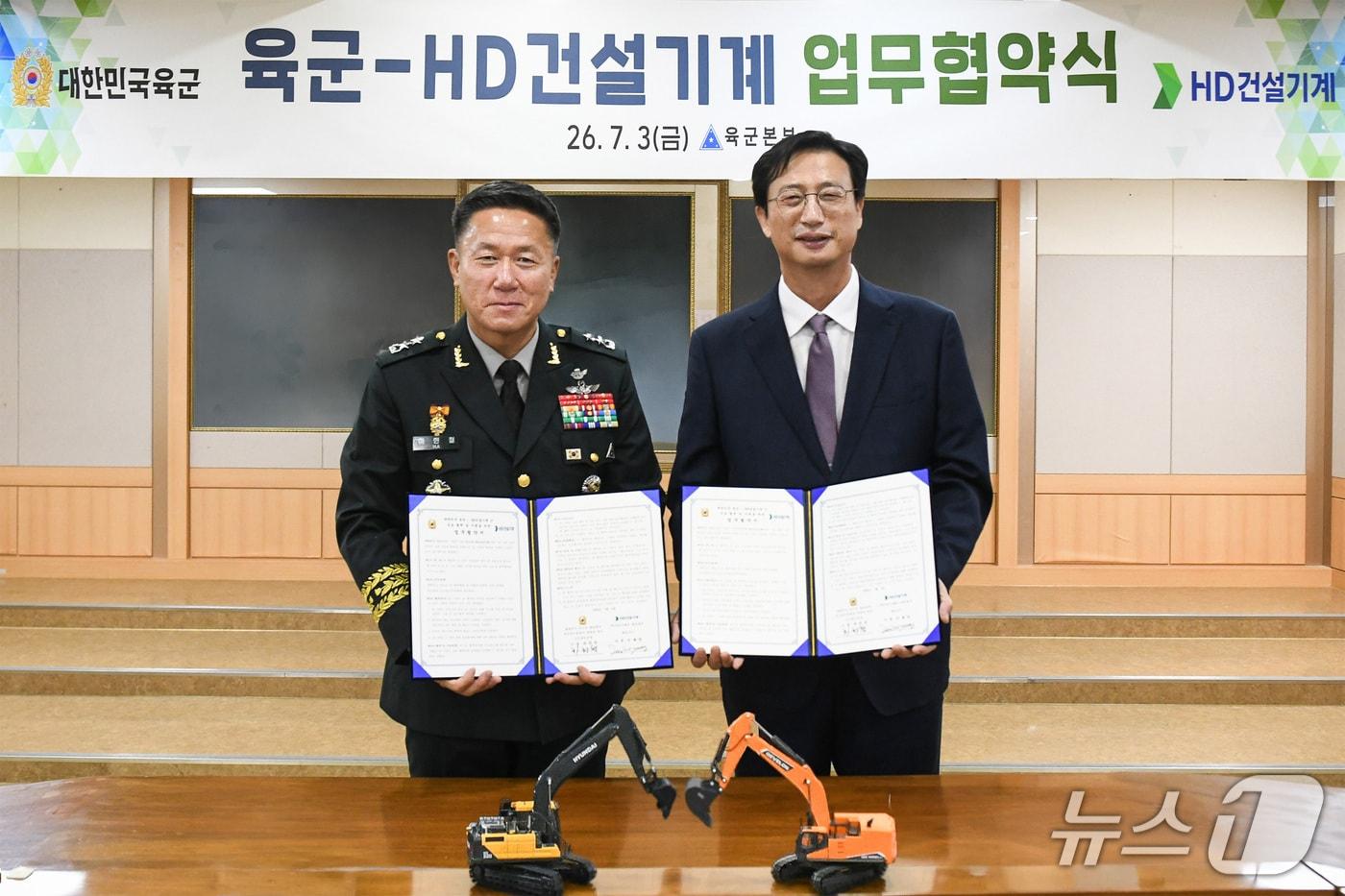 본문 이미지 - HD건설기계와 육군본부의 건설장비 무인화 등 기술 교류 및 정비 인력 양성을 위한 업무협약 체결식. 하헌철 육군본부 군수참모부장 소장과 문재영 HD건설기계 사장(HD건설기계 제공)