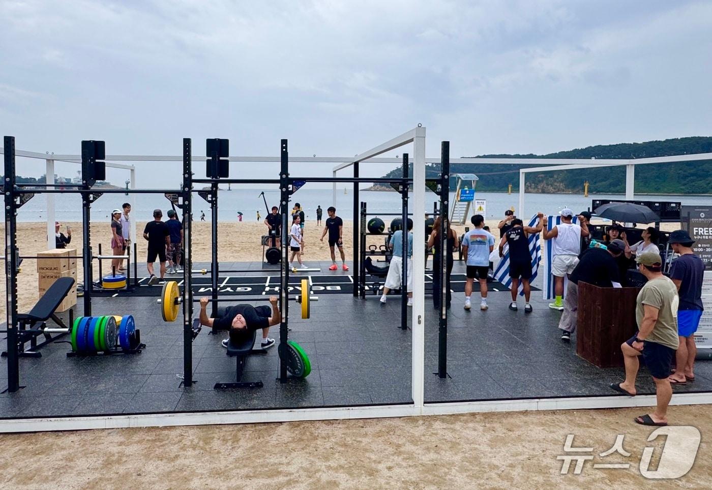 본문 이미지 - 5일 울산 동구 일산해수욕장에 마련된 '일산비치짐'에 시민들이 운동을 즐기고 있다.2026.07.05.ⓒ 뉴스1 김세은 기자