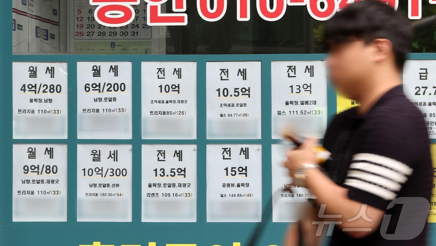 본문 이미지 -  지난 5일 서울 시내 한 부동산에 전월세 매물이 게시돼 있다.ⓒ 뉴스1 김진환 기자