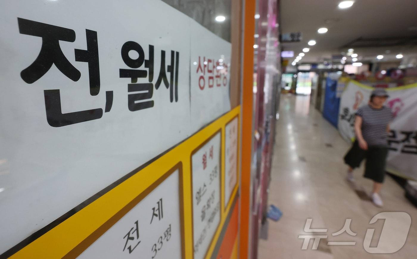 본문 이미지 - 서울 시내 한 부동산에 전월세 안내문이 게시돼 있다. 2026.7.5 ⓒ 뉴스1 김진환 기자