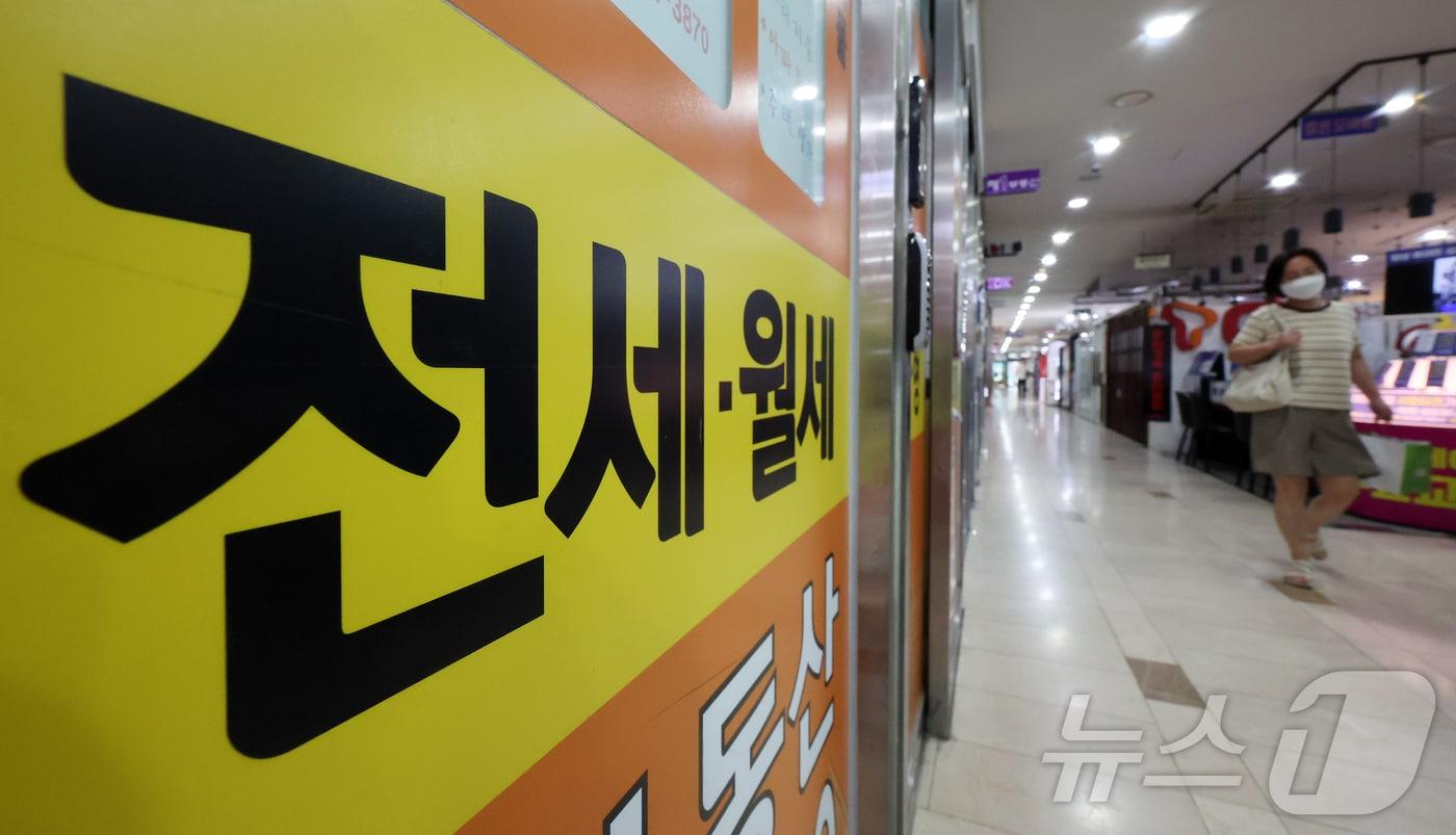 본문 이미지 - 서울 시내 한 부동산에 전월세 안내문이 게시돼 있다. 2026.7.5 ⓒ 뉴스1 김진환 기자