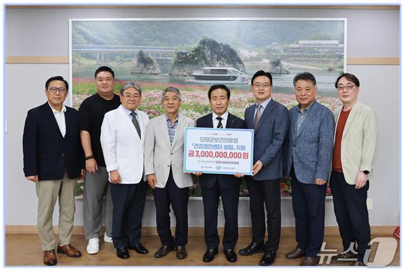 본문 이미지 - 사진 맨 왼쪽부터 한일시멘트 단양공장 나상철 부공장장, 매포읍장년회 장춘택 회장, 단양군보건의료원 최병용 원장, 단양기금관리위원회 김종태 위원장, 김문근 단양군수, 시멘트산업사회공헌재단 심용석 사무총장, 도전별곡발전협의회 김종구 회장, 성신양회 김진산 상무. (사진제공 = 시멘트산업사회공헌재단) 