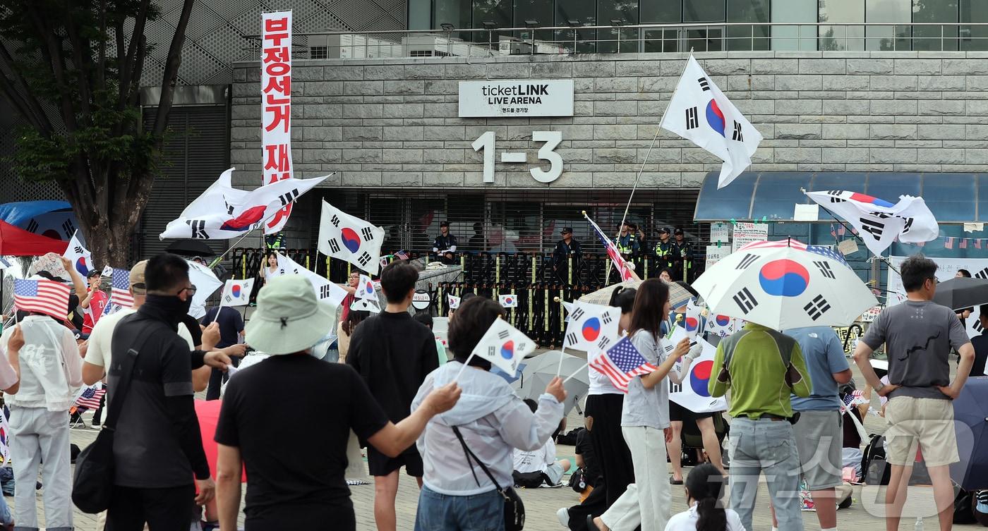 본문 이미지 - 6·3 지방선거 투표용지 부족사태로 인한 '잠실 봉쇄시위'가 계속되고 있는 5일 서울 송파구 올림픽공원 핸드볼경기장 인근. 2026.7.5 ⓒ 뉴스1 김진환 기자