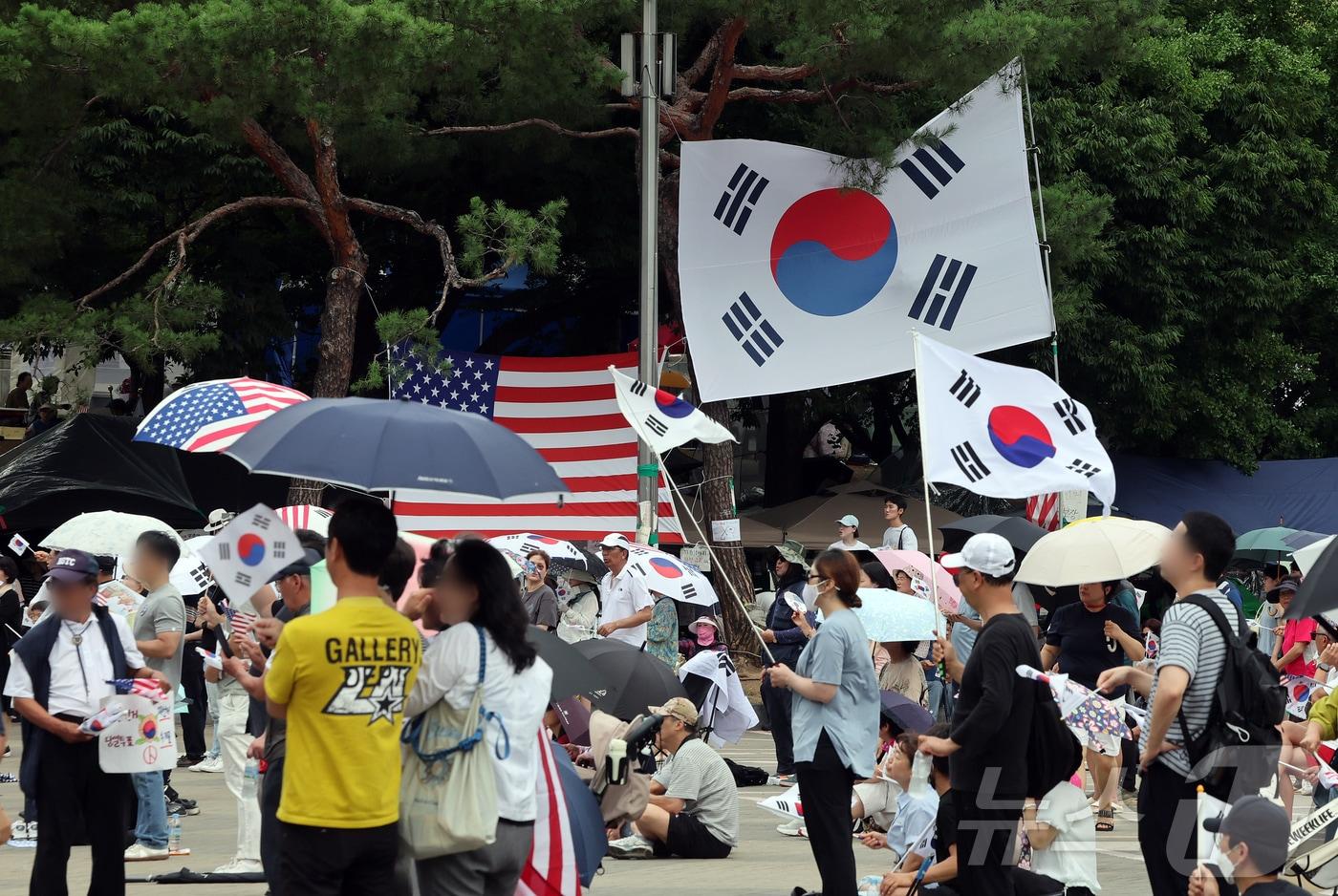 본문 이미지 - 6·3 지방선거 투표용지 부족사태로 인한 '잠실 봉쇄시위'가 계속되고 있는 5일 서울 송파구 올림픽공원 핸드볼경기장 인근에서 참가자들이 재선거를 요구하는 구호를 외치고 있다.ⓒ 뉴스1 김진환 기자