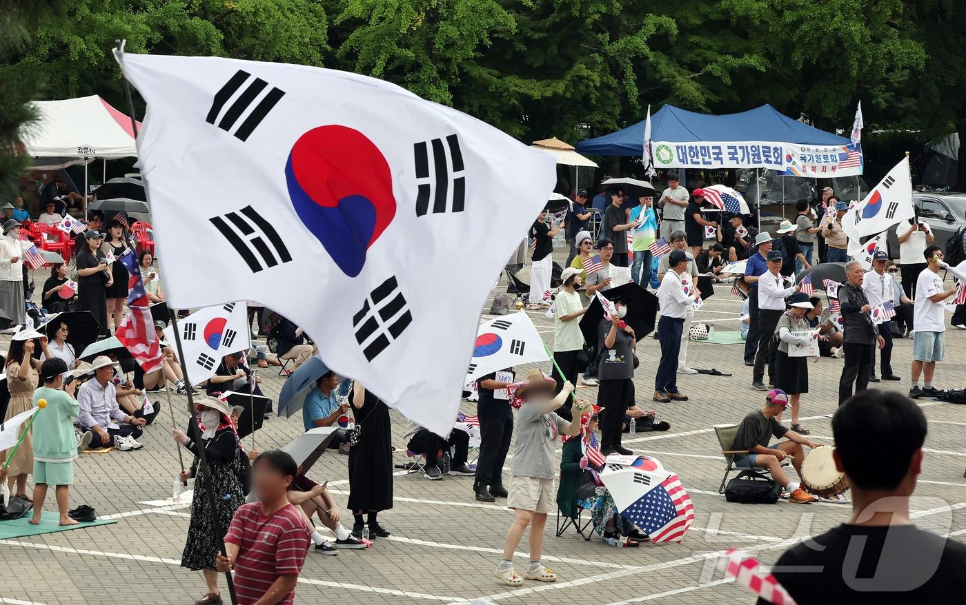 본문 이미지 - 6·3 지방선거 투표용지 부족사태로 인한 '잠실 봉쇄시위'가 계속되고 있는 5일 서울 송파구 올림픽공원 핸드볼경기장 인근에서 참가자들이 재선거를 요구하는 구호를 외치고 있다. 2026.7.5 ⓒ 뉴스1 김진환 기자