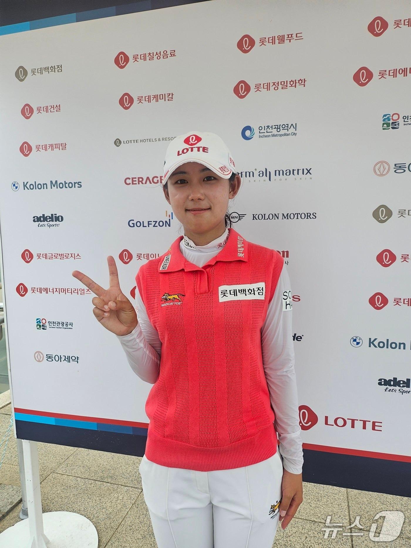본문 이미지 - 황유민(23·롯데)이 5일 KLPGA 롯데 오픈 최종 라운드를 마치고 취재진과 인터뷰한 뒤 포즈를 취하고 있다. ⓒ News1 권혁준 기자