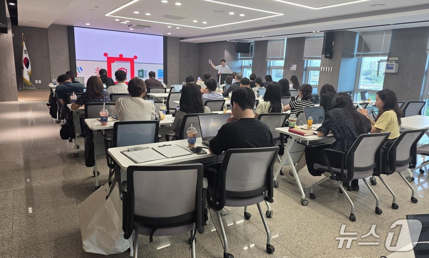 본문 이미지 -  경기화성오산교육지원청 직원들이 'AI행정ON' 연구회가 주관한 디지털 AI 활용 교육에서 생성형 AI를 활용한 행정업무 혁신 방안을 배우고 있다(화성오교육청 제공)_