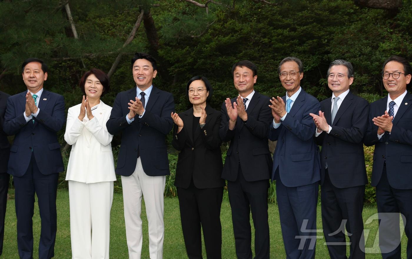 본문 이미지 - 한성숙 국무총리가 5일 오후 서울 종로구 삼청동 총리공관에서 열린 제9차 고위당정협의회에서 더불어민주당 한병도 대표 직무대행 겸 원내대표, 강훈식 대통령비서실장 등 참석자들과 기념촬영을 하고 있다. (공동취재) 2026.7.5 ⓒ 뉴스1 김민지 기자