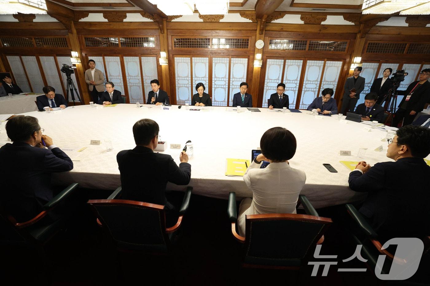 본문 이미지 - 강훈식 대통령비서실장이 5일 오후 서울 종로구 삼청동 총리공관에서 열린 고위당정협의회에서 발언하고 있다. (공동취재) 2026.7.5 ⓒ 뉴스1 김민지 기자
