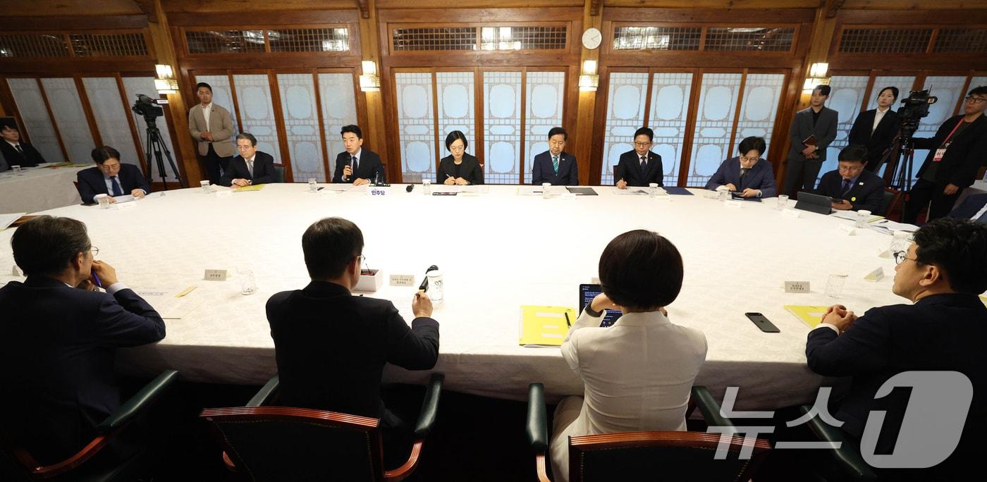 본문 이미지 - 강훈식 대통령비서실장이 5일 오후 서울 종로구 삼청동 총리공관에서 열린 고위당정협의회에서 발언하고 있다. (공동취재) 2026.7.5 ⓒ 뉴스1 김민지 기자