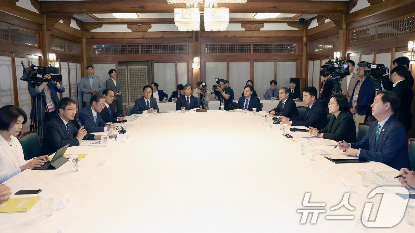 본문 이미지 - 한병도 더불어민주당 대표 직무대행 겸 원내대표(왼쪽 두번째)가 5일 오후 서울 삼청동 국무총리 서울공관에서 열린 고위당정협의회에서 발언하고 있다. (공동취재) 2026.7.5 ⓒ 뉴스1 김민지 기자