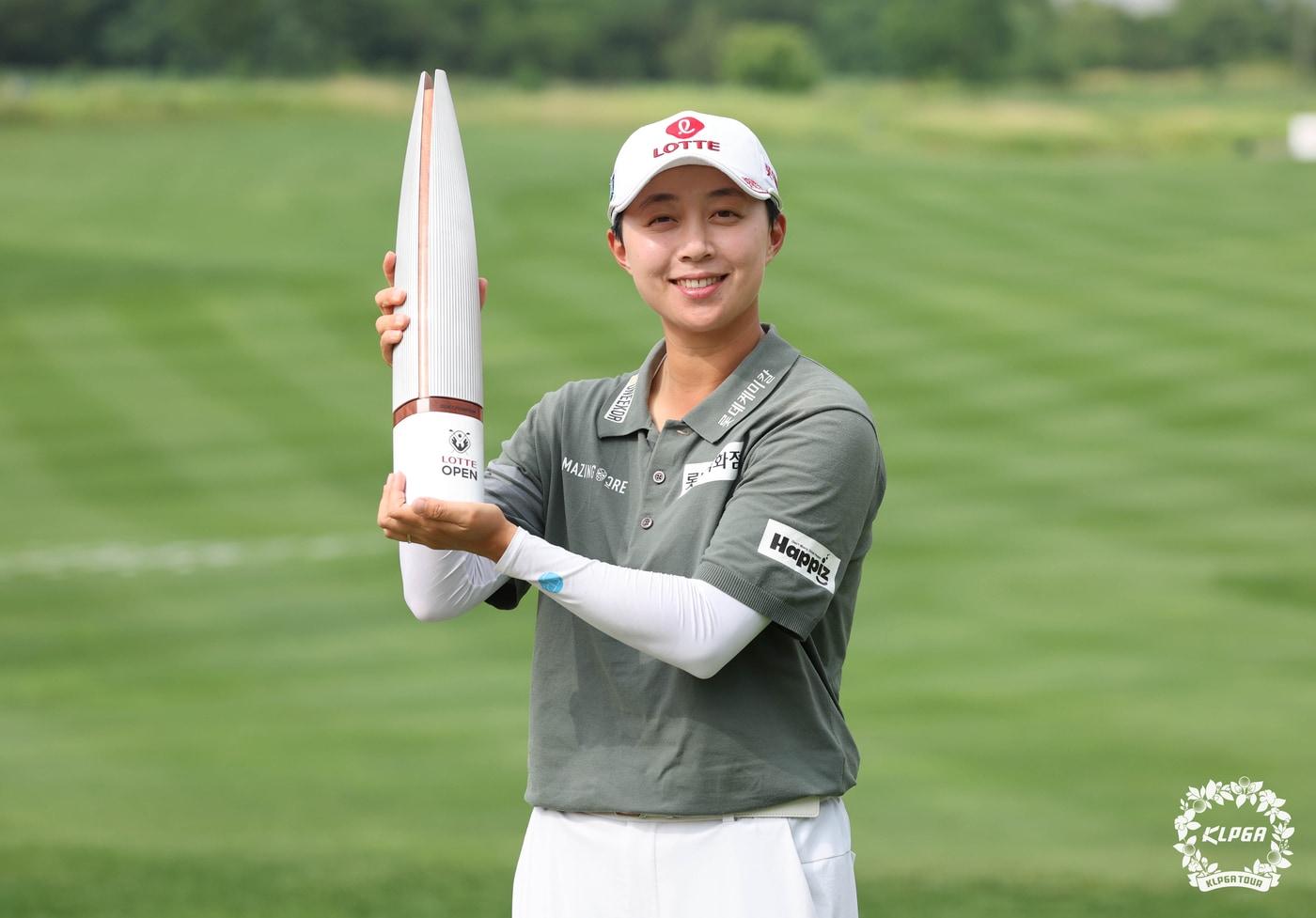 본문 이미지 - 김효주(31·롯데)가 5일 인천 서구 베어즈베스트 청라(파72)에서 열린 한국여자프로골프(KLPGA)투어 롯데 오픈에서 최종합계 15언더파 273타로 우승, 트로피를 들고 기념촬영을 하고 있다. (KLPGA 제공. 재판매 및 DB금지) 2026.7.5 ⓒ 뉴스1 임세영 기자