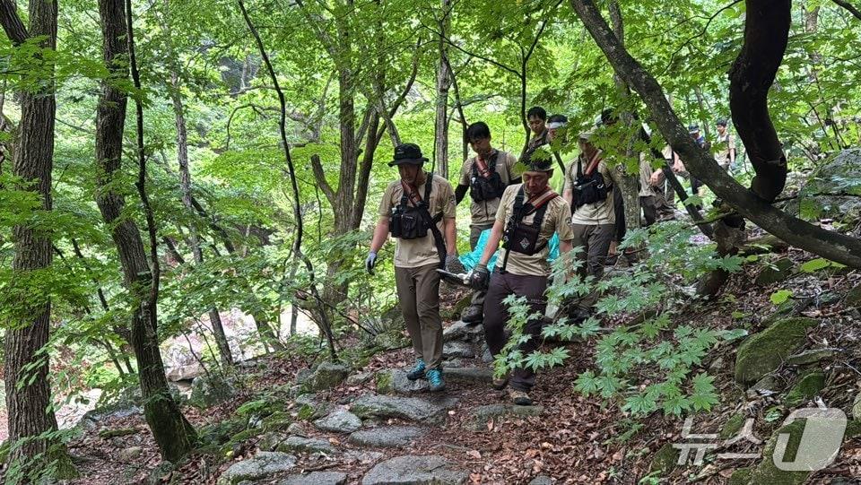 본문 이미지 - 설악산 추락사고 부상자 이송하는 설악산국립공원 관계자.(설악산국립공원 사무소 제공, 재판매 및 DB 금지)
