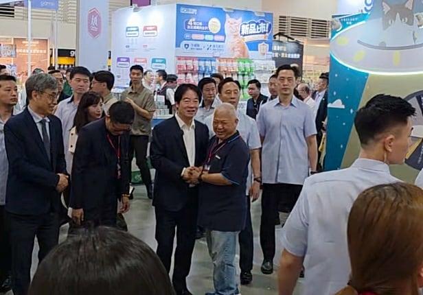 본문 이미지 - 대만의 국가 지도자인 라이칭더 총통이 직접 반려동물 박람회를 둘러보고 있다(한국펫사료협회 제공). ⓒ 뉴스1