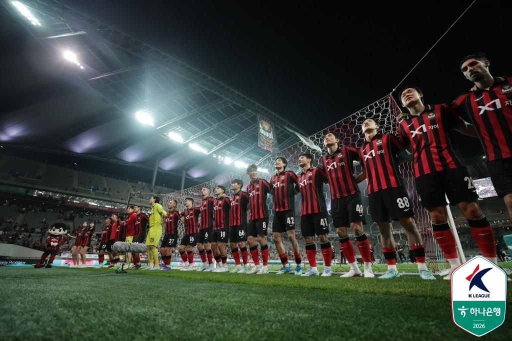 본문 이미지 -  인천을 꺾고 3연승을 달린 서울 선수들(한국프로축구연맹 제공)