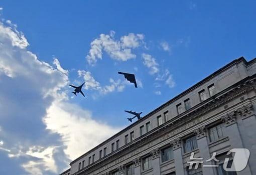 본문 이미지 - 4일(현지시간) 미국 건국 250주년 기념 행사가 열린 워싱턴DC 상공을 B-2 스텔스(가운데), B-52 스트래토포트리스(오른쪽), B-1B 랜서(왼쪽) 등 미국의 3대 전략폭격기가 편대를 이뤄 비행하고 있다. 2026.07.04. ⓒ 뉴스1 류정민 특파원