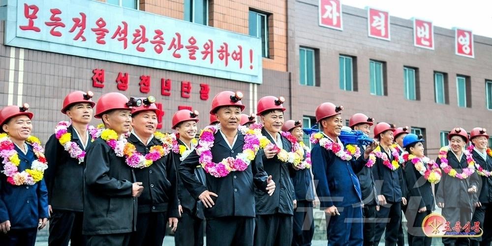 본문 이미지 - (평양 노동신문=뉴스1) = 북한 노동당 기관지 노동신문은 6일 김정은 노동당 총비서가 지난 3월 방문했던 천성청년탄광 서은철채탄중대가 올해 상반기 석탄 생산에서 성과를 냈다고 선전했다.[국내에서만 사용가능. 재배포 금지. DB 금지. For Use Only in the Republic of Korea. Redistribution Prohibited] rodongphoto@news1.kr