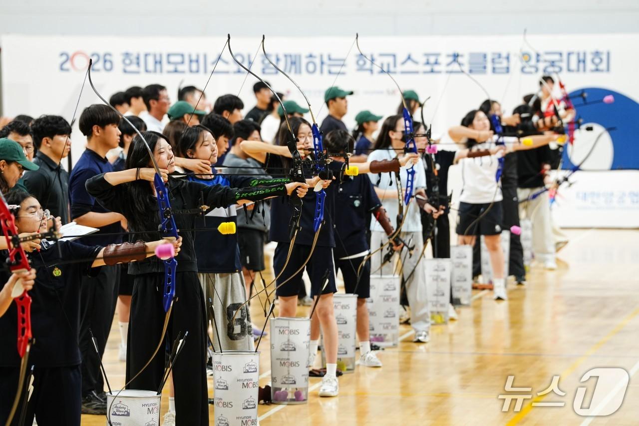 본문 이미지 - 지난 5일 충남 천안시 남서울대학교에서 열린 ‘2026 현대모비스와 함께하는 학교스포츠클럽 양궁대회’에 참가한 학생들이 실력을 겨루고 있다. (현대모비스 제공)