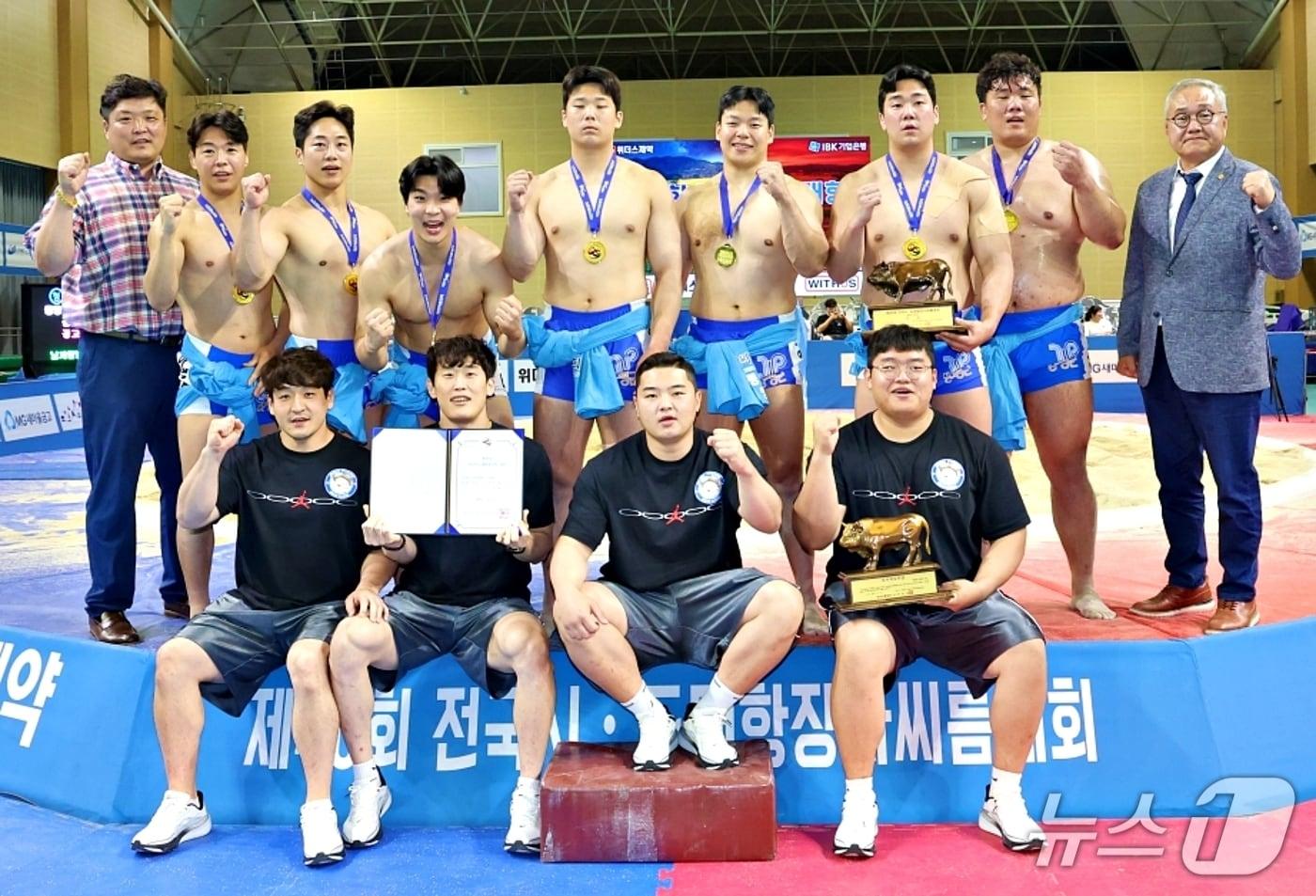 본문 이미지 - 전국대회 단체전 정상에 오른 증평군청 인삼씨름단.(증평군 제공. 재판매 및 DB금지)/뉴스1