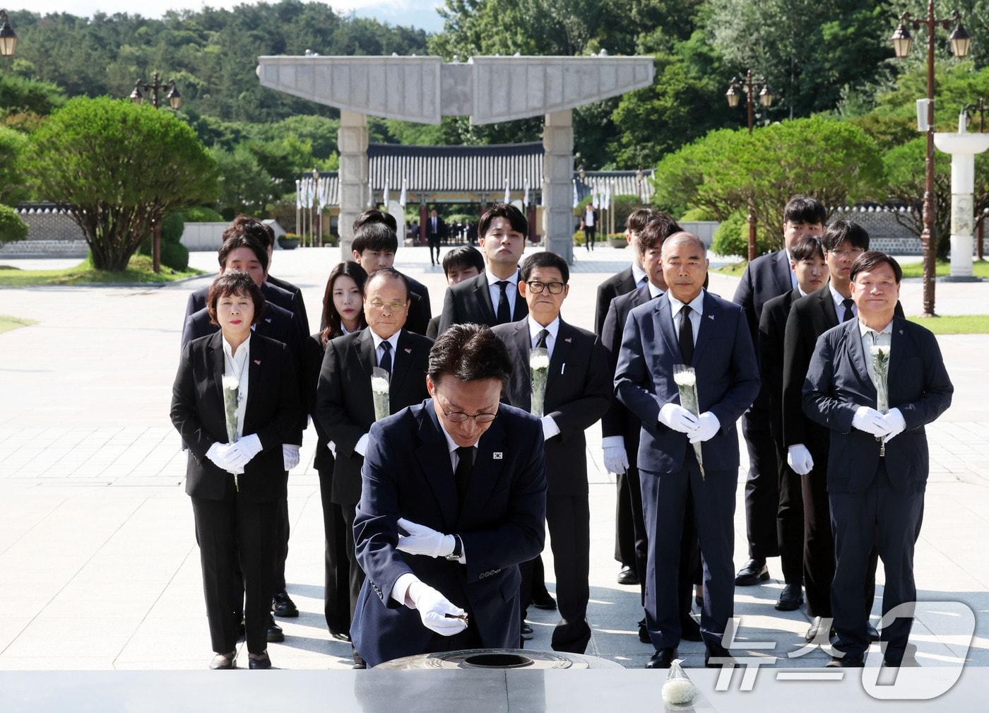 본문 이미지 - 더불어민주당 당권에 도전하는 김민석 전 국무총리가 6일 오전 전남광주특별시 북구 운정동 국립 5·18민주묘지에 방문해 오월영령에 분향하고 있다. 2026.7.6 ⓒ 뉴스1 박지현 기자
