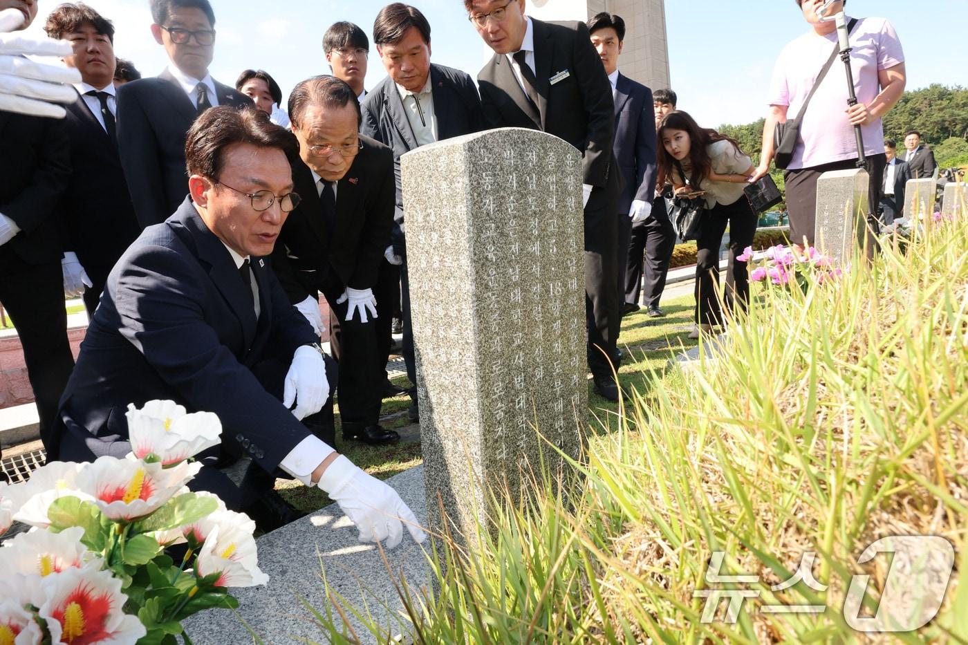 본문 이미지 - 더불어민주당 당권에 도전하는 김민석 전 국무총리가 6일 오전 전남광주특별시 북구 운정동 국립 5·18민주묘지에서 윤상원 열사의 묘역을 참배하고 있다. 2026.7.6 ⓒ 뉴스1 박지현 기자