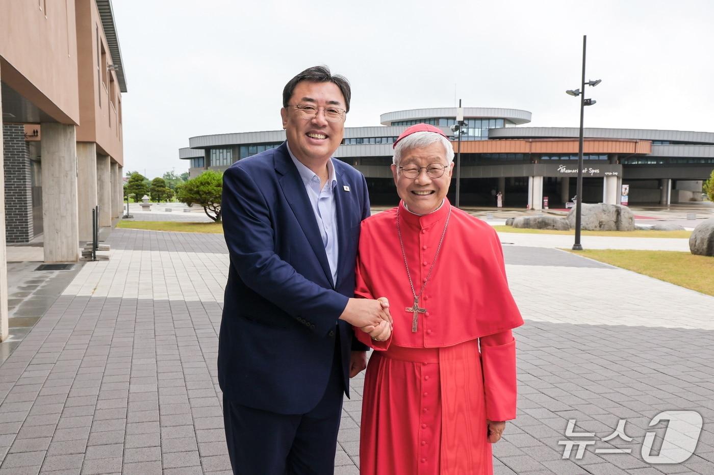 본문 이미지 - 5일 김기재 당진시장이 유흥식 추기경을 만나 교황 솔뫼성지 방문을 요청했다.(당진시 제공. 재판매 및 DB금지)/뉴스1