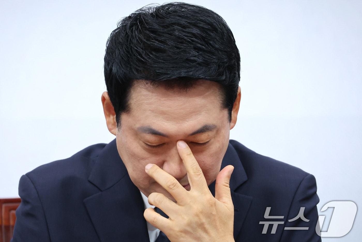 본문 이미지 - 장동혁 국민의힘 대표가 6일 서울 여의도 국회에서 열린 최고위원회의에서 생각에 잠겨 있다. 2026.7.6 ⓒ 뉴스1 신웅수 기자