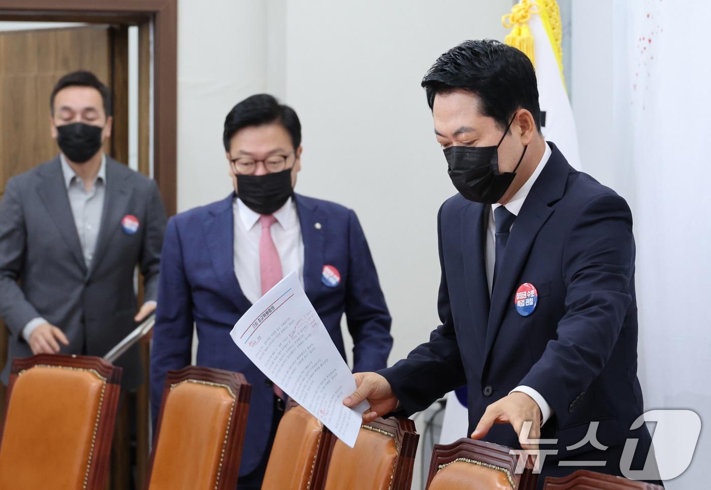본문 이미지 - 장동혁 국민의힘 대표와 정점식 원내대표가 6일 서울 여의도 국회에서 열린 최고위원회의에 참석하고 있다. 2026.7.6 ⓒ 뉴스1 신웅수 기자